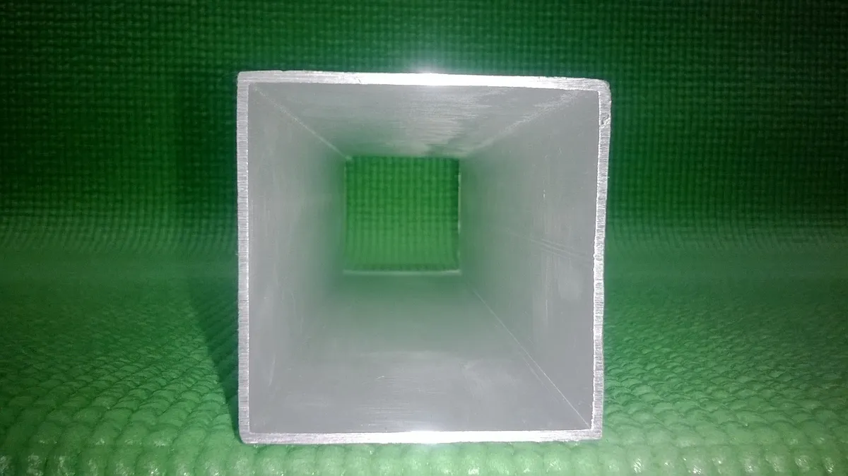 Tubo Cuadrado de Aluminio — 1
